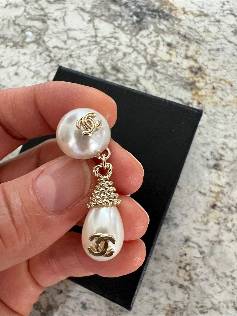 Authentic CHANEL Gold-Tone Pearl Drop CC Logo Earrings - Cream Pearlescent - Picture 10 of 10